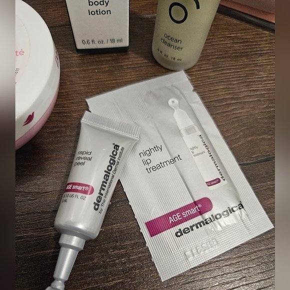 Skincare Set with Black Cosmetic Bag - Picture 7 of 15